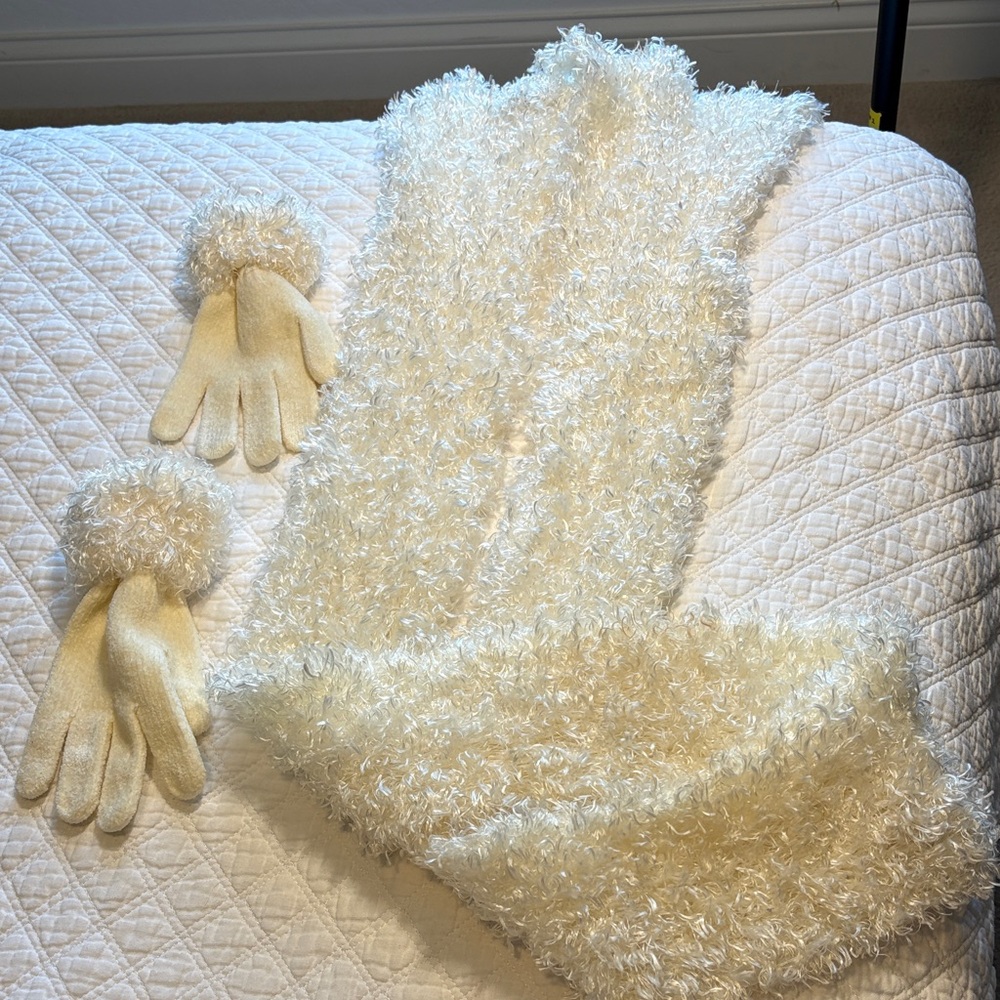 Westbound Cream Scarf and Glove Set
